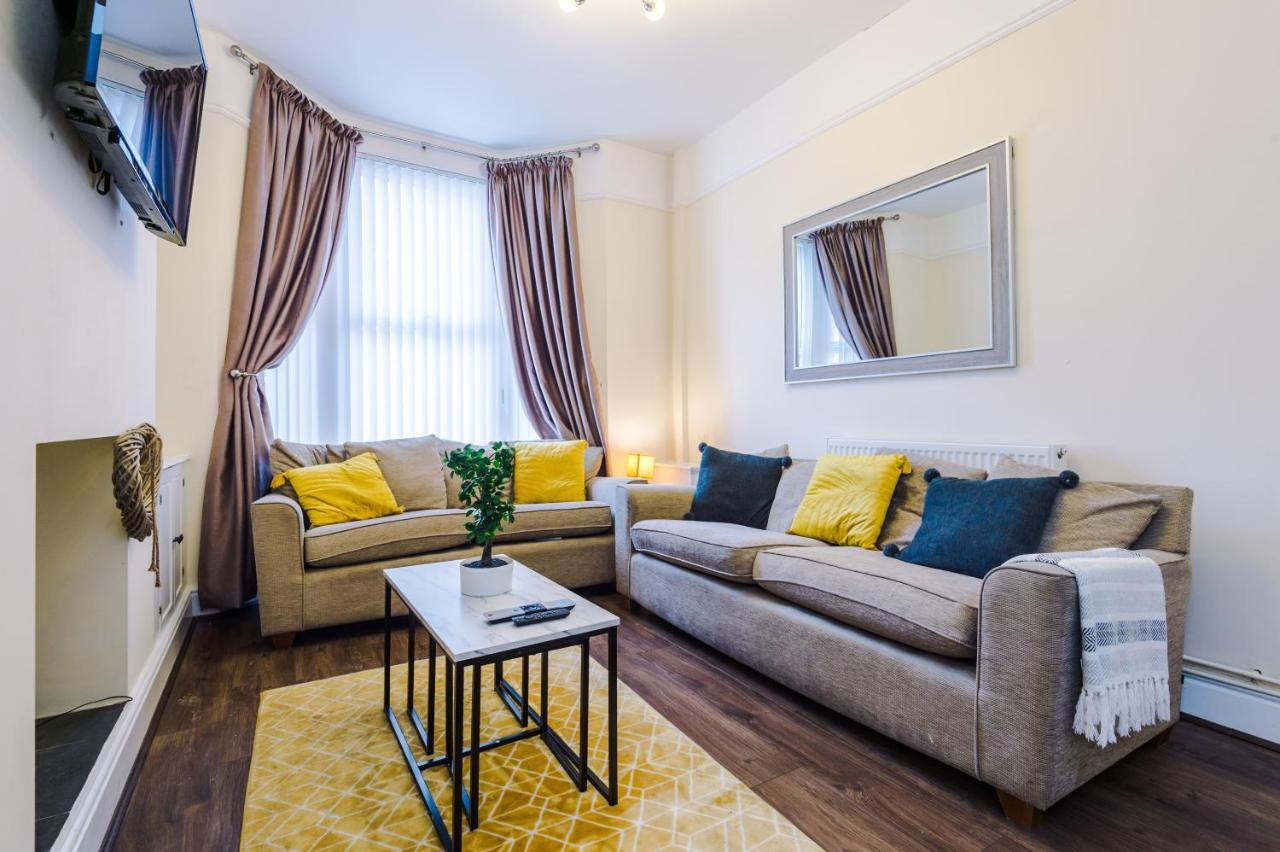 리버풀 Finchley House Lovely House In Anfield, 2 Minutes Walk From The Stadium, Parking And Wifi 빌라 외부 사진